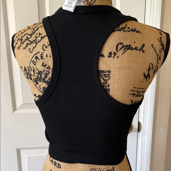 ALO Yoga Black Ribbed Cropped Tank Top - Picture 3 of 3